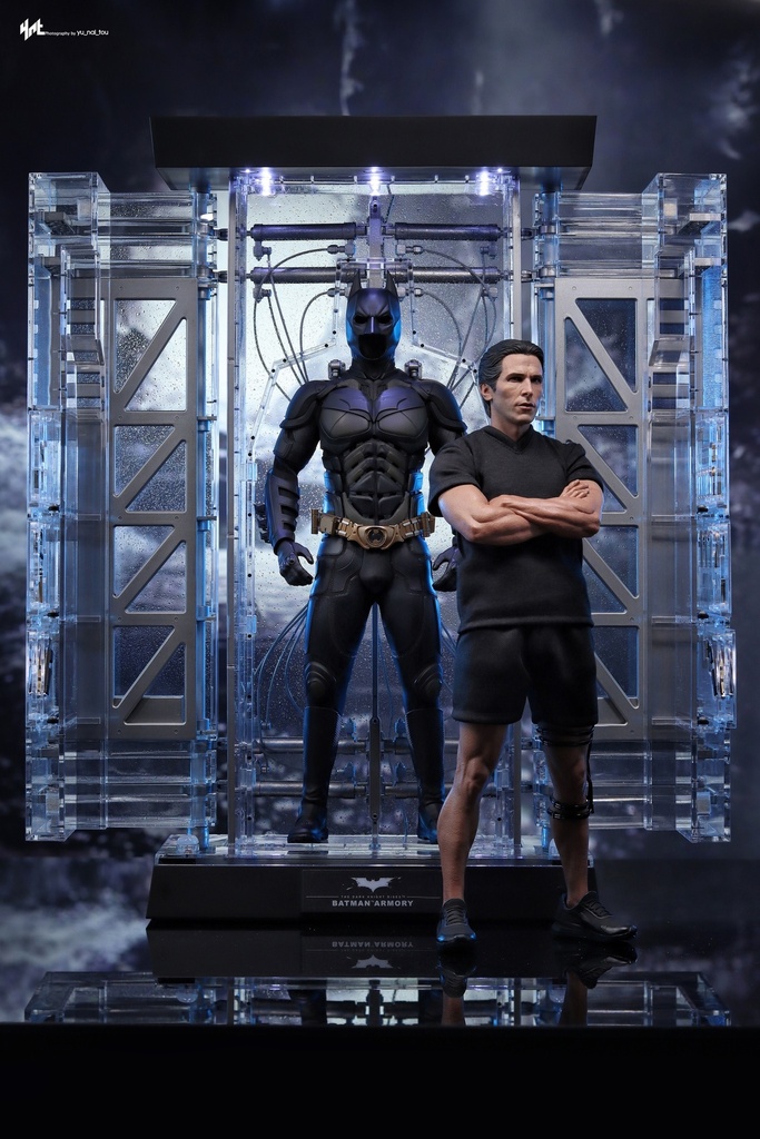 BATMAN ARMORY WITH BRUCE WAYNE – HOT TOYS - PREVENTA